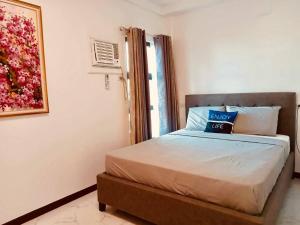 Postel nebo postele na pokoji v ubytování Spacious Fully Furnished 2BR Condo in Mactan