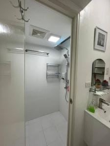 Koupelna v ubytování Spacious Fully Furnished 2BR Condo in Mactan