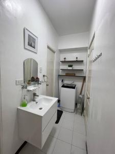 Kuchyň nebo kuchyňský kout v ubytování Spacious Fully Furnished 2BR Condo in Mactan