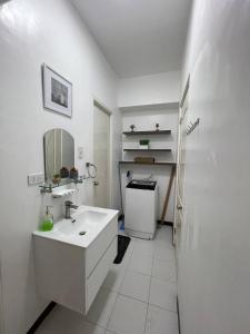 Kuchyň nebo kuchyňský kout v ubytování Spacious Fully Furnished 2BR Condo in Mactan