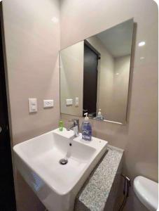 Ένα μπάνιο στο Condo at the heart of BGC located at Uptown Parksuites
