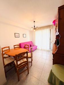 Khu vực ghế ngồi tại Marina Dr apartament