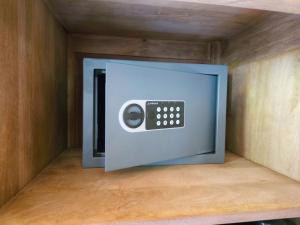 CapanneにあるErmes Suite Collectionの木の壁の部屋にある開いた金庫