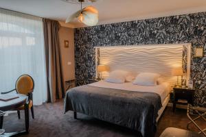 Postel nebo postele na pokoji v ubytování Grand Hôtel "Château de Sully" - Piscine & Spa -Teritoria