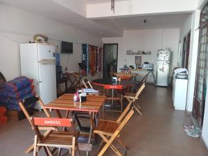 Η κουζίνα ή μικρή κουζίνα στο Hostel e café da Lobo