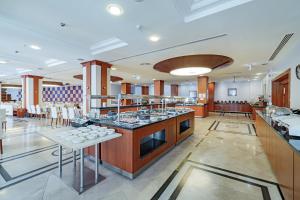Una cocina o cocineta en Pineta Park Deluxe Hotel - All Inclusive