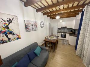 un salon avec un canapé et une table dans l'établissement La Conchiglia, à Mazara del Vallo