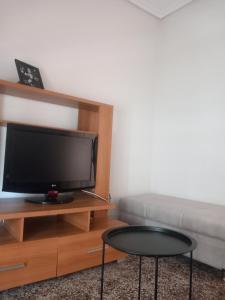 Televisyen dan/atau pusat hiburan di Vasiliki's apartment