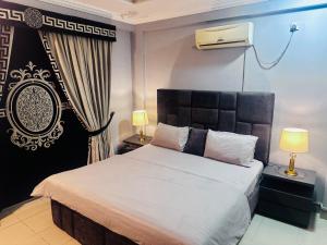 Postel nebo postele na pokoji v ubytování Apartment at bahria town