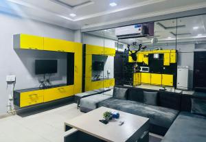 TV a/nebo společenská místnost v ubytování Apartment at bahria town + 4 fotografie