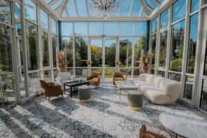 Posezení v ubytování Grand Hôtel "Château de Sully" - Piscine & Spa -Teritoria