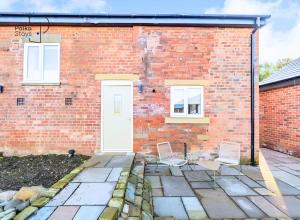 Gallery image of No 5 PolkaStays Ivy Farm Paddock Lodge in Brown Moss Side