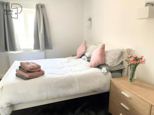 Gallery image of No 5 PolkaStays Ivy Farm Paddock Lodge in Brown Moss Side