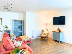 un soggiorno con un divano e una TV di No 5 PolkaStays Ivy Farm Paddock Lodge a Brown Moss Side