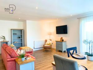 un soggiorno con un divano e un tavolo di No 5 PolkaStays Ivy Farm Paddock Lodge a Brown Moss Side