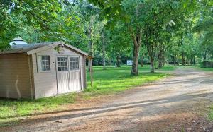 a small shed sitting on the side of a dirt road at Camping Paradis Nature in Ivoy-le-Pré