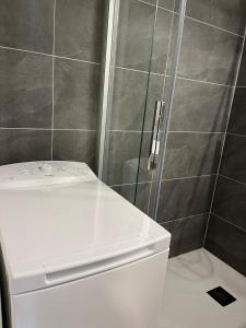 Ένα μπάνιο στο Beautiful cozy and fully renovated apartment