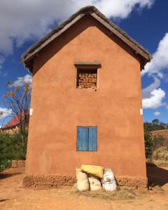 een klein gebouw met een raam erop bij Tapenaka in Ambatolampy