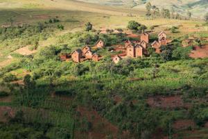 een groep huizen aan de zijkant van een heuvel bij Tapenaka in Ambatolampy