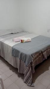 ein Bett mit zwei Handtüchern darauf in der Unterkunft Casa no Bairro da Prata, para até 8 pessoas, 150mt do PP in Campina Grande