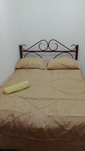 ein Bett mit einem schwarzen Kopfteil und zwei Kissen in der Unterkunft Casa no Bairro da Prata, para até 8 pessoas, 150mt do PP in Campina Grande