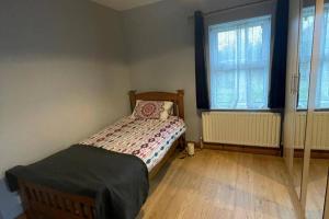 Postel nebo postele na pokoji v ubytování Cottage Retreat in Sligo- Sleeps4- Pet friendly