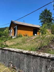 a small house on top of a hill at Refuge nature de Aumontzey in Granges-Aumontzey