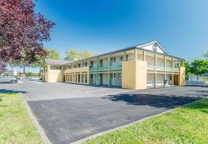 un bâtiment avec un parking devant dans l'établissement B&B HOTEL Tours Nord 1 Val de Loire, à Tours