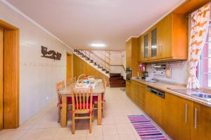 une cuisine avec une table et une salle à manger dans l'établissement Adega Pedra do Lagar, à Calheta de Nesquim