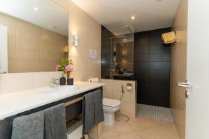 ein Badezimmer mit Waschbecken und Toilette in der Unterkunft Casa das Malvas in Porto Santo + 58 Fotos