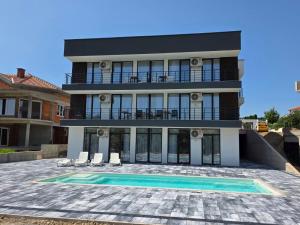 una casa con piscina delante en Lakeview Apartments, en Veles
