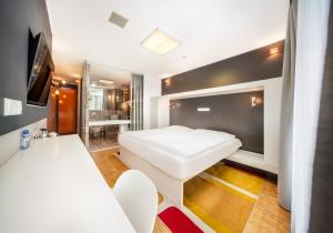 Una televisión o centro de entretenimiento en Omnia Hotel Relax & Wellness
