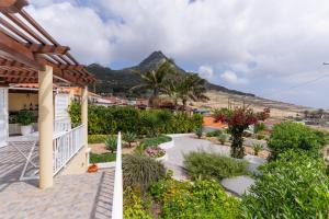 ein Haus mit Bergblick in der Unterkunft Casa das Malvas in Porto Santo