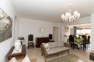 ein Wohnzimmer mit Sofa und Tisch in der Unterkunft Casa das Malvas in Porto Santo