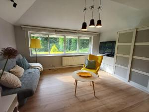 Гостиная зона в Botanical Apartment