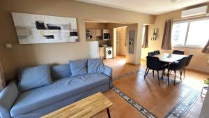 Un lugar para sentarse en Charming 2BR Classic Flat with Fast Wi-Fi