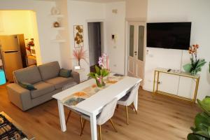 un salon avec une table blanche et un canapé dans l'établissement Villa Adriana, à Fleri