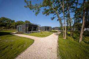 Gourdan-PolignanEcoCampus du Comminges的通往一座小建筑的碎石路