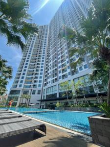 a large building with a swimming pool in front of it at Studio Sapphire Hạ Long View Biển in Ha Long