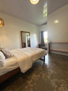 Un dormitorio con una cama y una ventana grande. en Borjs Mountain Mist, en Pilar 28 fotos más