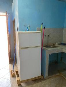 La cocina está siendo remodelada con fregadero y nevera. en Housse stander merzouga, en Merzouga