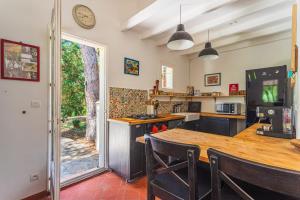 O bucătărie sau chicinetă la Maison Lumière des Pins - Welkeys