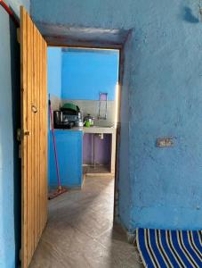 cocina azul con encimera y pared azul en Housse stander merzouga, en Merzouga