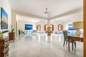 a large living room with a table and chairs at Il Giardino di Venere in Mondello