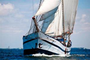 坎彭Historical sailing ship的水中载有一名乘客的帆船