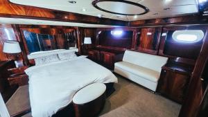 迪拜Riviera Leisure Yachts Dubai的船上的卧室,带床和窗户