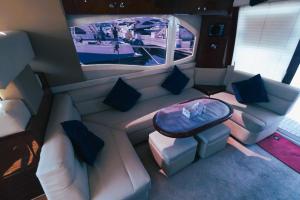TV a/nebo společenská místnost v ubytování Riviera Leisure Yachts Dubai