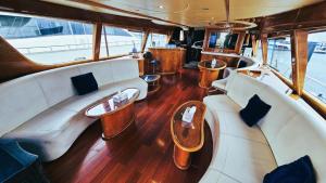 Riviera Leisure Yachts Dubai的休息区