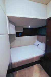 Riviera Leisure Yachts Dubai客房内的一张或多张床位
