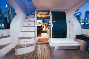 迪拜Riviera Leisure Yachts Dubai的小型客房享有城市美景。